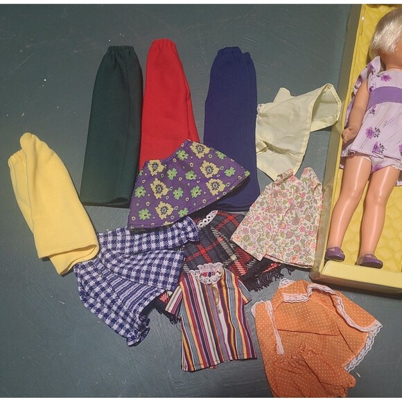 Vintage Beautiful Crissy Doll LOT 1 Doll, A Box, Fashion Tote & MANY CLOTHES - Picture 3 of 3